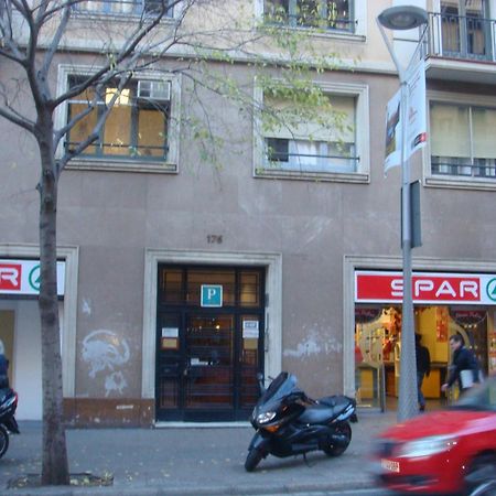 Hostal Muntaner Barcelona Bagian luar foto